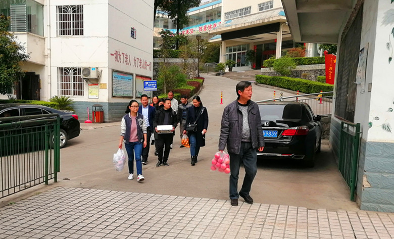 六盘水市委党校教学第二党支部志愿服务队开展儿童福利院慰问活动1_副本.jpg