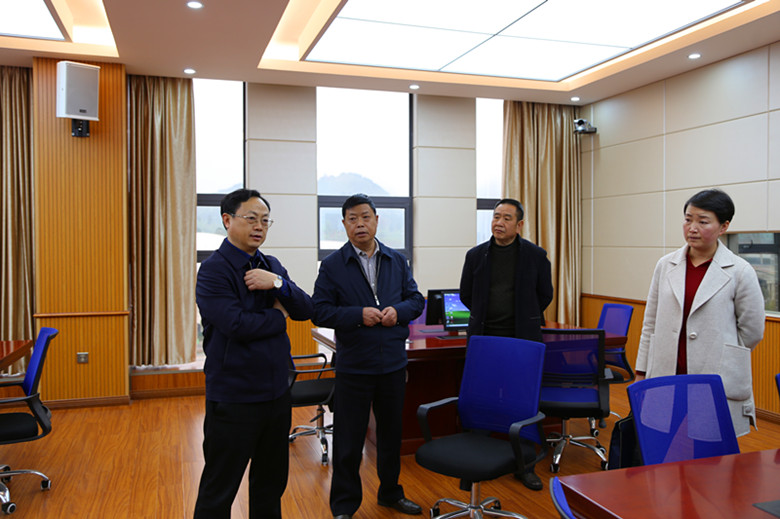 3.市委常委、市委组织部部长、市委党校校长瓦标龙同志在市委党校调研（危机管理实训室）_副本.jpg